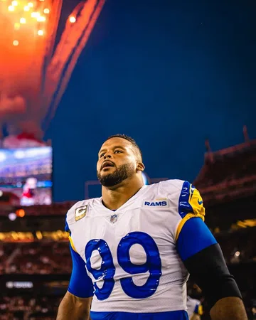 Aaron Donald retorna da aposentadoria e assina contrato milionário com Los Angeles Rams