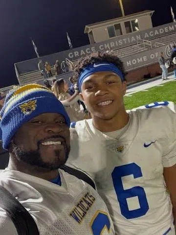 Maximus Curry, filho de Mr. Olympia, brilha no futebol americano com jogada espetacular e mira NFL