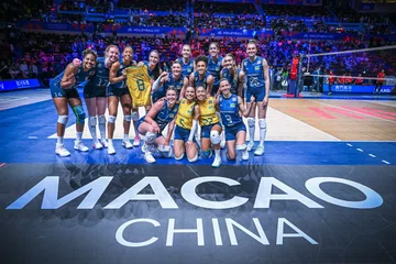 Jogadoras do Brasil homenageiam Júlia Kudiess na semifinal da VNL