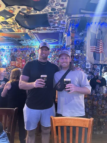 J.J. Watt atende fã tímido em bar de Nova York – NFL
